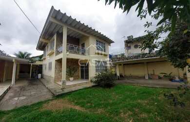 Imagem: A casa possui 4 Dormitórios, 2 Banheiros, 2 Vagas na garagem