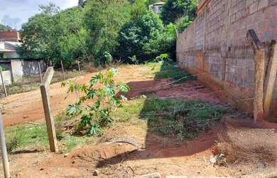 Imagem: O terreno possui 270m² de Área e está localizado em Grama