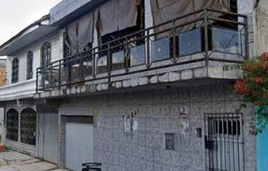 Imagem: A casa possui 4 Dormitórios, 5 Banheiros, 2 Vagas na garagem