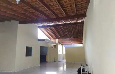 Imagem: A casa possui 4 Dormitórios, 4 Banheiros, 5 Vagas na garagem