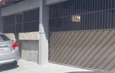 Imagem: A casa possui 3 Dormitórios, 2 Banheiros, 4 Vagas na garagem