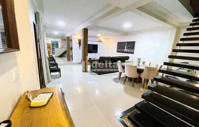 Imagem: A casa à venda possui 3 Dormitórios, 2 Banheiros, 5 Vagas