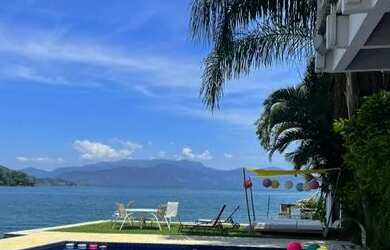 Imagem: A casa possui 5 Dormitórios e 5 Vagas na garagem e está localizado