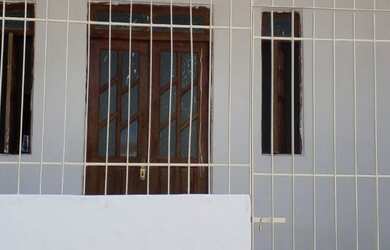 Imagem: A casa possui 1 Dormitório, 1 Banheiro, 1 Vaga na garagem e