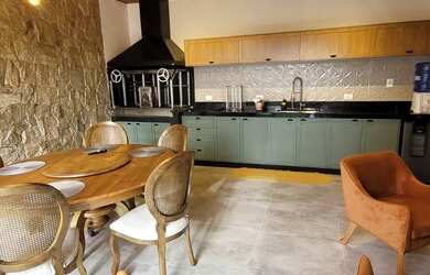 Imagem: A casa possui 2 Dormitórios, 3 Banheiros, 3 Vagas na garagem