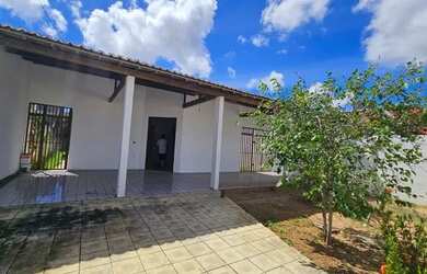 Imagem: A casa possui 3 Dormitórios, 2 Banheiros, 3 Vagas na garagem