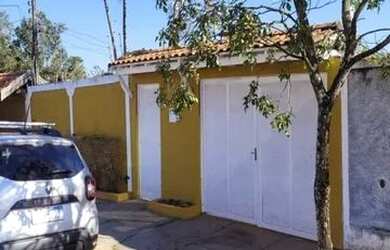 Imagem: A casa possui 3 Dormitórios, 2 Banheiros, 3 Vagas na garagem