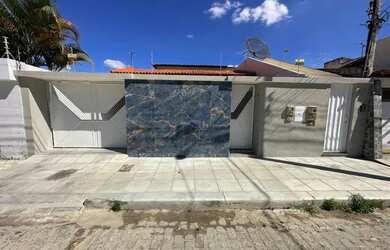 Imagem: A casa possui 5 Dormitórios, 3 Banheiros, 2 Vagas na garagem