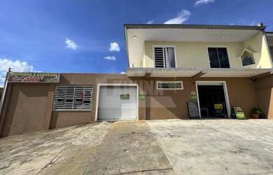 Imagem: A casa possui 3 Dormitórios, 2 Banheiros, 1 Vaga na garagem