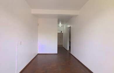 Imagem: A casa possui 4 Dormitórios, 2 Banheiros, 2 Vagas na garagem