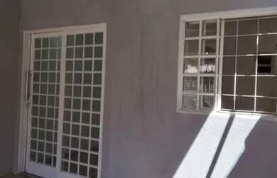 Imagem: A casa possui 2 Dormitórios, 2 Banheiros, 1 Vaga na garagem