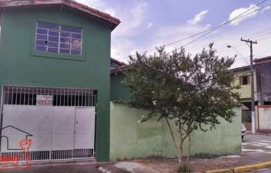 Imagem: A casa possui 3 Dormitórios, 1 Banheiro, 2 Vagas na garagem