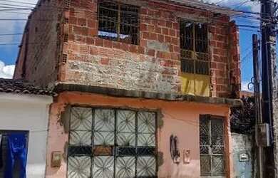 Imagem: A casa possui 4 Dormitórios, 2 Banheiros, 1 Vaga na garagem