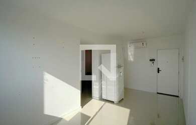 Imagem: O apartamento possui 3 Dormitórios, 1 Banheiro, 1 Vaga na garagem