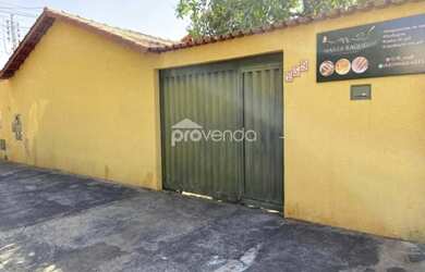 Imagem: A casa possui 3 Dormitórios, 1 Banheiro, 385m² de Área e