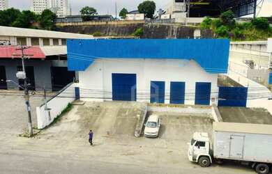 Imagem: O depósito possui 1606m² de Área e está localizado em Porto