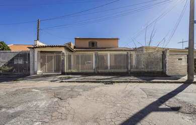 Imagem: A casa possui 4 Dormitórios, 4 Banheiros, 3 Vagas na garagem