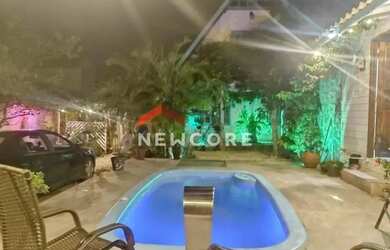 Imagem: A casa possui 4 Dormitórios, 2 Banheiros, 3 Vagas na garagem