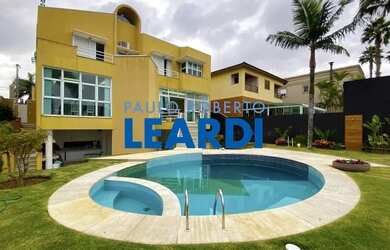 Imagem: A casa em condomínio possui 4 Dormitórios, 1 Banheiro, 3 Vagas