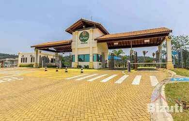 Imagem: A casa em condomínio possui 3 Dormitórios, 2 Banheiros, 4