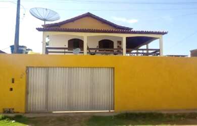 Imagem: A casa possui 3 Dormitórios, Acomodam 15 pessoas, 3 Vagas na