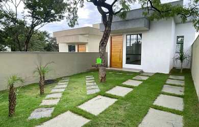 Imagem: A casa possui 3 Dormitórios, 2 Banheiros, 2 Vagas na garagem