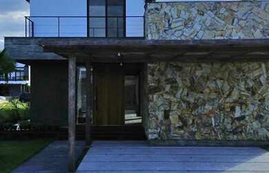 Imagem: A casa em condomínio possui 3 Dormitórios, 4 Banheiros, 2