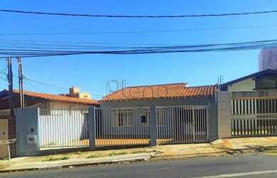 Imagem: A casa possui 3 Dormitórios, 3 Banheiros, 3 Vagas na garagem