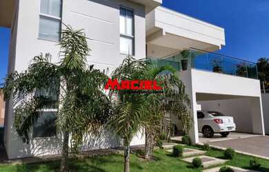 Imagem: A casa possui 4 Dormitórios, 5 Banheiros, 4 Vagas na garagem