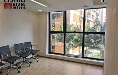 Imagem: O depósito possui 2 Vagas na garagem e 130m² de Área e está