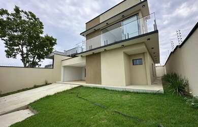 Imagem: A casa possui 4 Dormitórios, 4 Banheiros, 4 Vagas na garagem