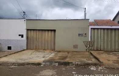 Imagem: A casa possui 2 Dormitórios, 1 Banheiro, 1 Vaga na garagem