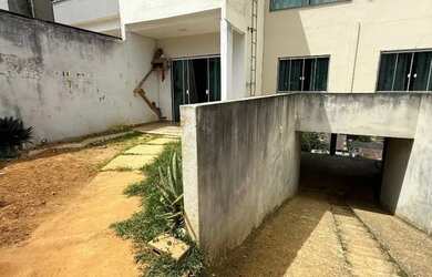 Imagem: A casa possui 3 Dormitórios, 2 Banheiros, 4 Vagas na garagem