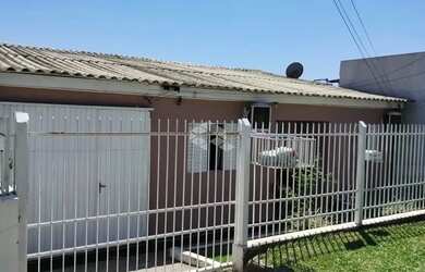 Imagem: A casa possui 5 Dormitórios, 2 Banheiros, 2 Vagas na garagem