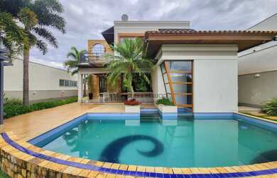 Imagem: A casa em condomínio possui 5 Dormitórios, 5 Banheiros, 4