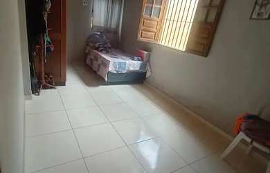 Imagem: A casa possui 3 Dormitórios, 2 Banheiros, 1 Vaga na garagem