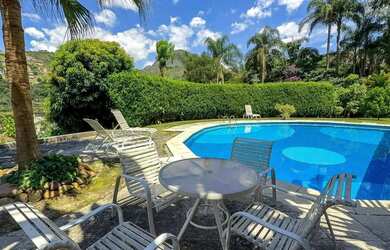 Imagem: A casa possui 4 Dormitórios, 1 Banheiro, 2 Vagas na garagem