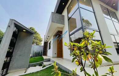 Imagem: A casa possui 3 Dormitórios, 4 Banheiros, 3 Vagas na garagem