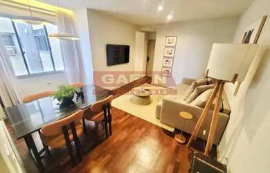 Imagem 1: Excelente apartamento reformado em Copacabana com 2 quartos e 2 vagas de garagem