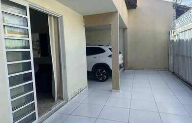 Imagem: A casa possui 4 Dormitórios, 3 Banheiros, 2 Vagas na garagem