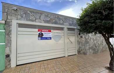 Imagem: A casa possui 2 Dormitórios, 2 Banheiros, 2 Vagas na garagem