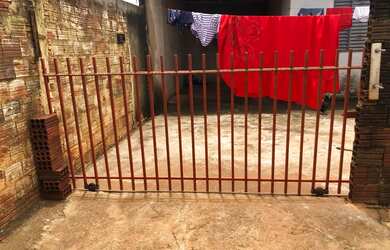 Imagem: A casa possui 2 Dormitórios, 1 Banheiro, 1 Vaga na garagem