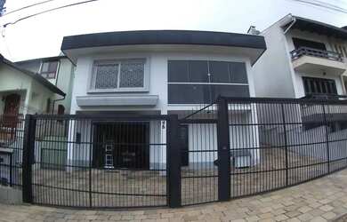 Imagem: A casa possui 3 Dormitórios, 4 Banheiros, 5 Vagas na garagem