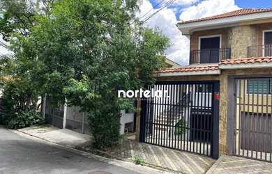 Imagem: A casa possui 3 Dormitórios, 5 Banheiros, 4 Vagas na garagem