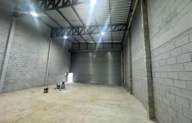 Imagem: O depósito possui 4 Vagas na garagem, 500m² de Área e está