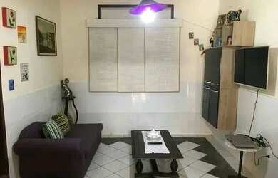 Imagem: A casa possui 3 Dormitórios, 1 Banheiro, 1 Vaga na garagem