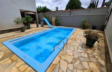 Imagem: A casa possui 4 Dormitórios, 5 Banheiros, 4 Vagas na garagem