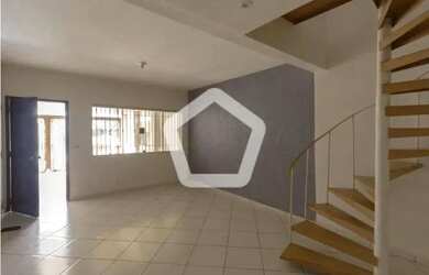 Imagem: A casa possui 3 Dormitórios, 2 Banheiros, 1 Vaga na garagem