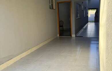 Imagem: A casa possui 2 Dormitórios, 2 Banheiros, 3 Vagas na garagem