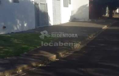 Imagem: A casa possui 3 Dormitórios, 2 Banheiros, 1 Vaga na garagem